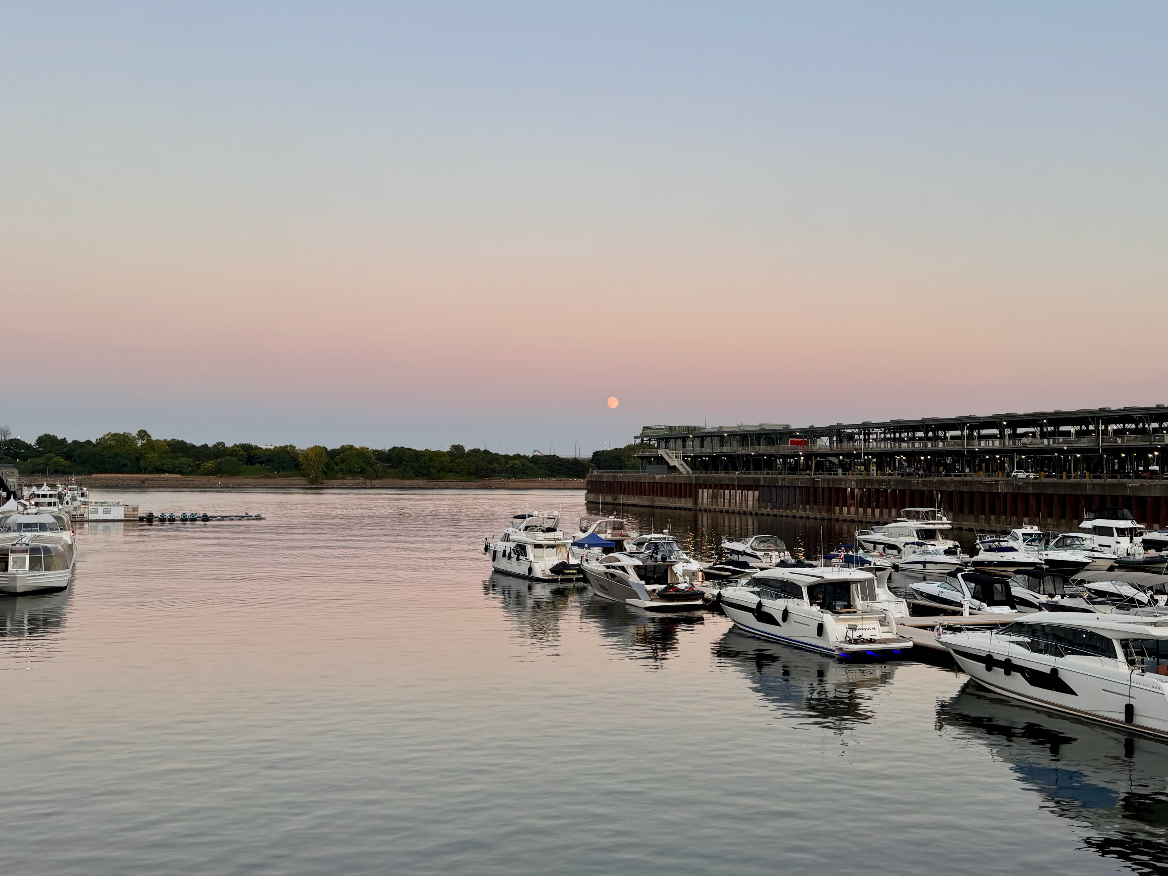 Wide view of Montreal neighbourhoods